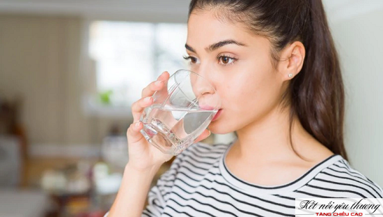 Cố gắng uống ít nhất 2 lít nước mỗi ngày để hoạt động trao đổi chất diễn ra hiệu quả