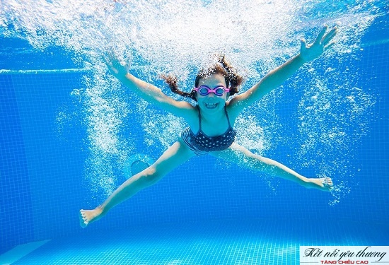 Bơi lội môn thể thao giúp tăng chiều cao cho trẻ 5 tuổi.