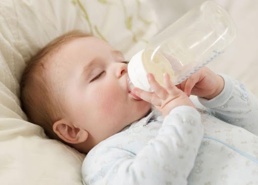 Tăng chiều cao cho bé dưới 1 tuổi bằng cách cho trẻ uống thêm sữa