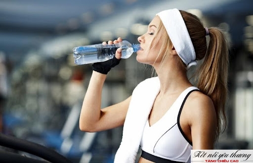 Đừng quên uống nước trước, trong và sau khi tập gym tăng chiều cao