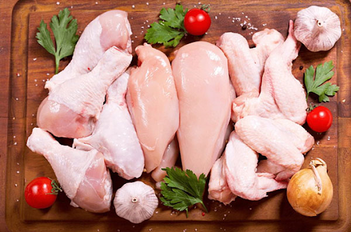 Thịt gà chứa nhiều protein và vitamin cần thiết cho sự phát triển của khung xương