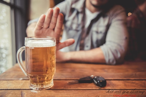 Không uống rượu bia để hạn chế cơn đau nhức ở xương khớp