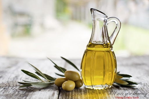 Chọn loại dầu oliu nguyên chất để đảm bảo hiệu quả và an toàn cho da