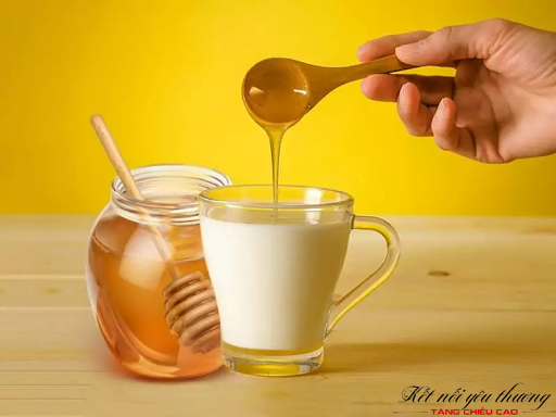 Mặt nạ từ sữa và mật ong chống lão hóa da nhờ acid lactic, vitamin B6, vitamin A