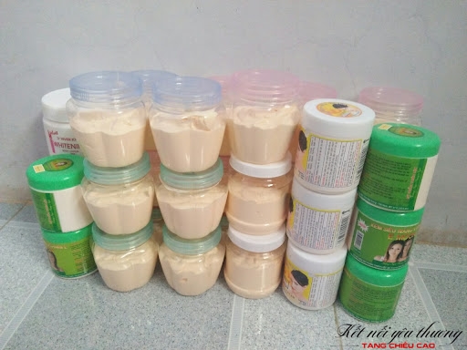 Kem trộn thành phẩm được đựng trong các hũ nhựa, không tem mác, giấy chứng nhận